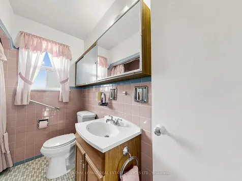 86 Whitburn Crescent Toronto ON M3M 2S4