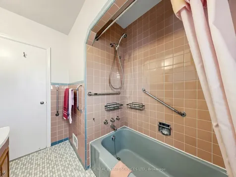 86 Whitburn Crescent Toronto ON M3M 2S4