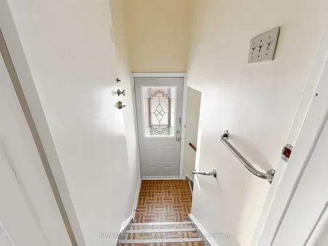 86 Whitburn Crescent Toronto ON M3M 2S4