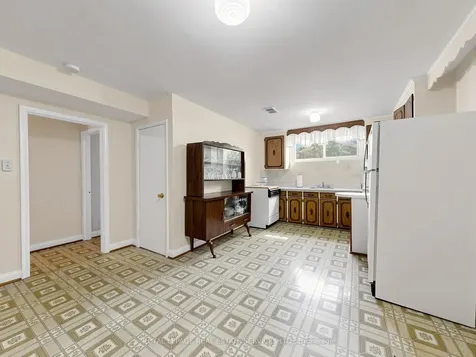 86 Whitburn Crescent Toronto ON M3M 2S4