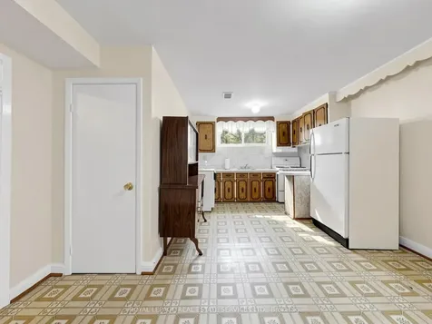 86 Whitburn Crescent Toronto ON M3M 2S4