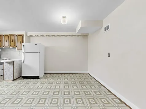 86 Whitburn Crescent Toronto ON M3M 2S4