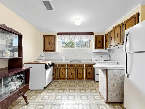 86 Whitburn Crescent Toronto ON M3M 2S4