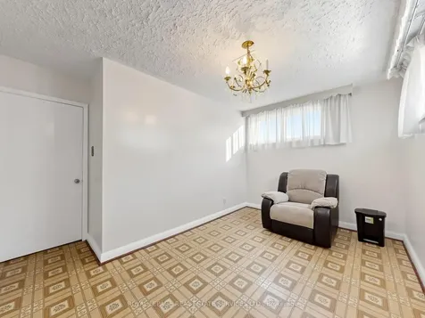 86 Whitburn Crescent Toronto ON M3M 2S4