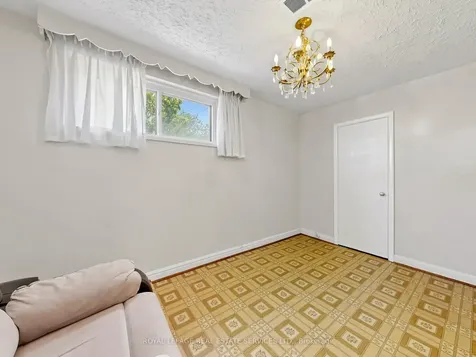 86 Whitburn Crescent Toronto ON M3M 2S4