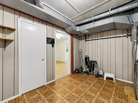 86 Whitburn Crescent Toronto ON M3M 2S4