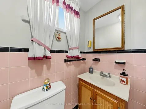 86 Whitburn Crescent Toronto ON M3M 2S4