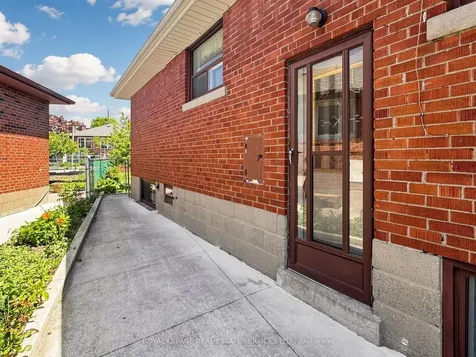 86 Whitburn Crescent Toronto ON M3M 2S4