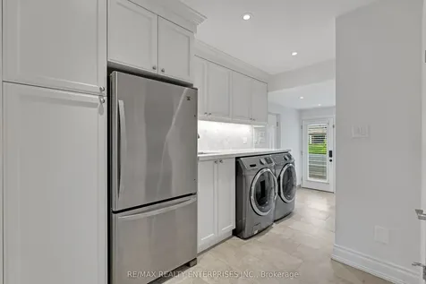 2068 Tenoga Drive Mississauga ON L5H 3K2