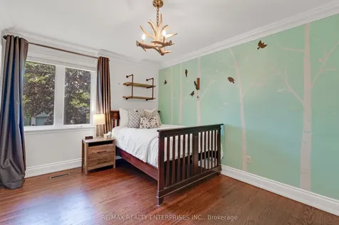 2068 Tenoga Drive Mississauga ON L5H 3K2