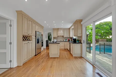 2068 Tenoga Drive Mississauga ON L5H 3K2