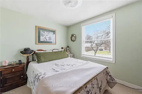 2074 Churchill Avenue Burlington ON L7R 3T7