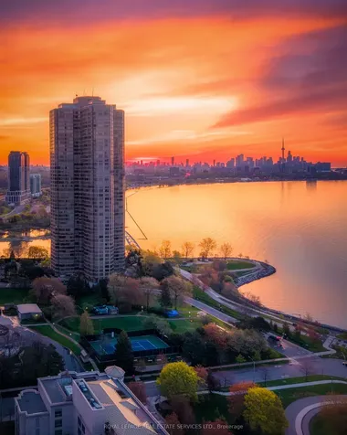 1 Palace Pier Court Toronto ON M8V 3W9