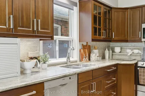 53 Monkton Avenue Toronto ON M8Z 4N4