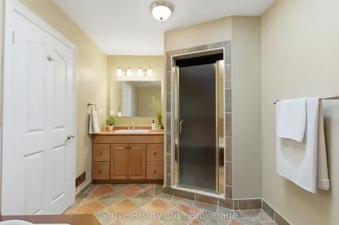 53 Monkton Avenue Toronto ON M8Z 4N4