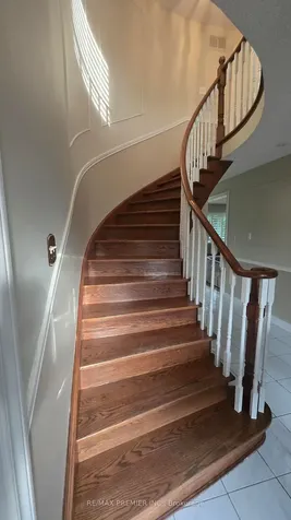 4399 Beacon Lane Mississauga ON L5C 4J8