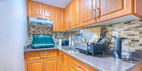 28 Prada Court Brampton ON L6P 2K1