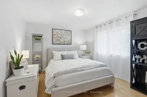 2418 Butternut Crescent Burlington ON L7M 3L3