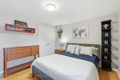 2418 Butternut Crescent Burlington ON L7M 3L3