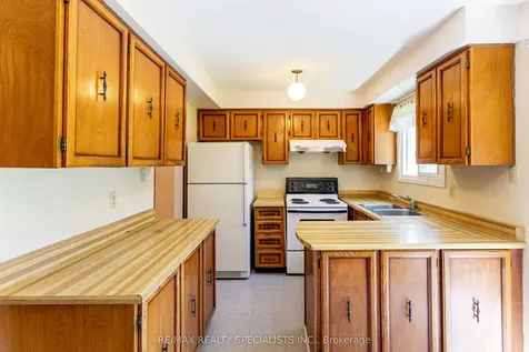 840 Messenger Meadow Drive Mississauga ON L5C 3T2