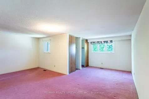 840 Messenger Meadow Drive Mississauga ON L5C 3T2