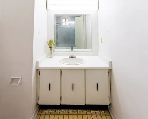 840 Messenger Meadow Drive Mississauga ON L5C 3T2