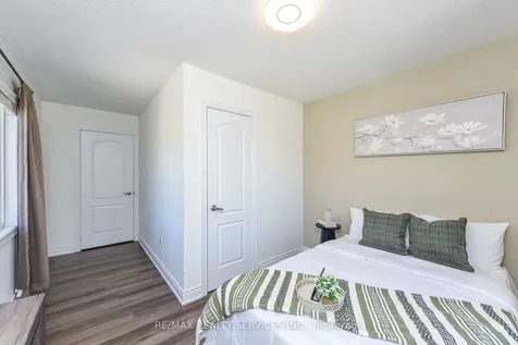 15 Peach Drive S Brampton ON L6R 0W5