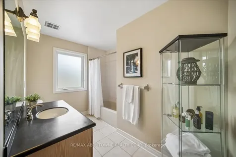 1053 Old Oak Drive Oakville ON L6M 3K5