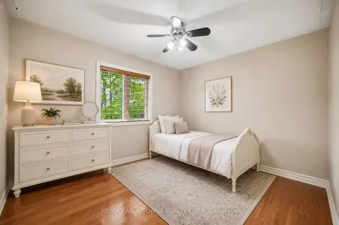 1053 Old Oak Drive Oakville ON L6M 3K5