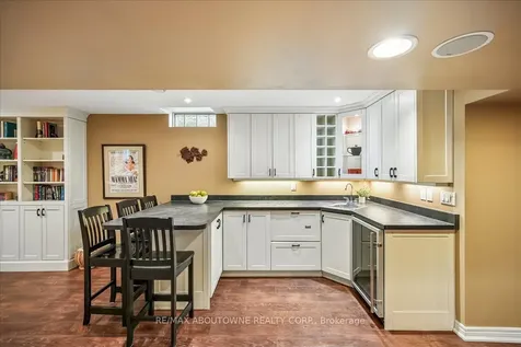 1053 Old Oak Drive Oakville ON L6M 3K5