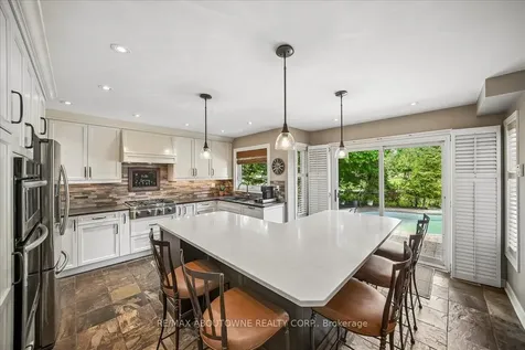 1053 Old Oak Drive Oakville ON L6M 3K5