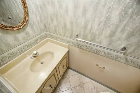 1075 Rowan Court Mississauga ON L4W 3M7