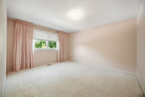 1075 Rowan Court Mississauga ON L4W 3M7