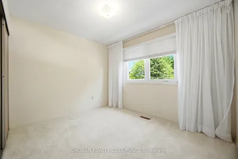 1075 Rowan Court Mississauga ON L4W 3M7