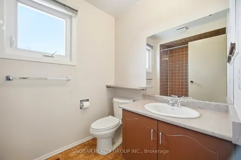 1075 Rowan Court Mississauga ON L4W 3M7