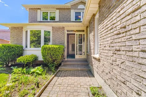1075 Rowan Court Mississauga ON L4W 3M7
