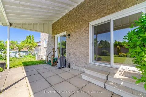 1075 Rowan Court Mississauga ON L4W 3M7