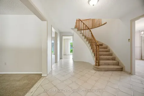 1075 Rowan Court Mississauga ON L4W 3M7