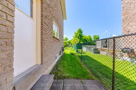 1075 Rowan Court Mississauga ON L4W 3M7