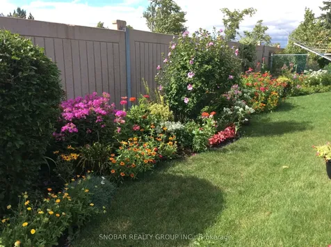 1075 Rowan Court Mississauga ON L4W 3M7