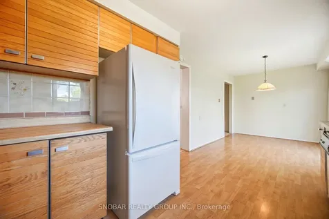 1075 Rowan Court Mississauga ON L4W 3M7