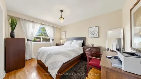 7 Whitbread Crescent Toronto ON M3L 2A8