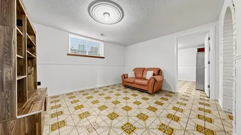 7 Whitbread Crescent Toronto ON M3L 2A8