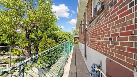 7 Whitbread Crescent Toronto ON M3L 2A8