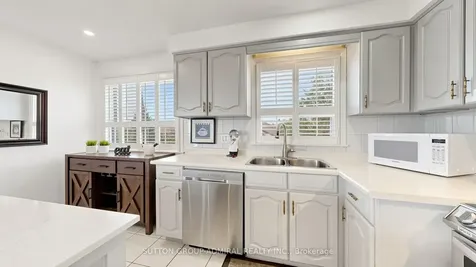 7 Whitbread Crescent Toronto ON M3L 2A8