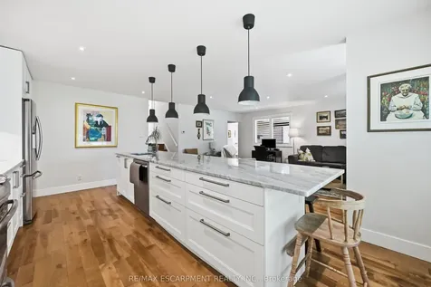 563 Elwood Road Burlington ON L7N 3C6