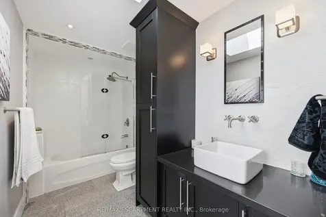 563 Elwood Road Burlington ON L7N 3C6
