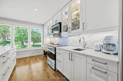 563 Elwood Road Burlington ON L7N 3C6
