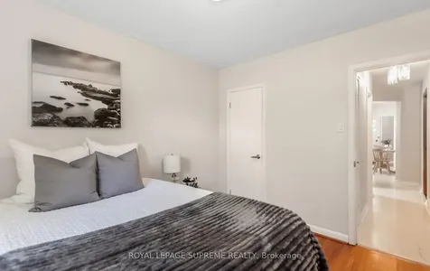 16 East Drive Toronto ON M6N 2N7