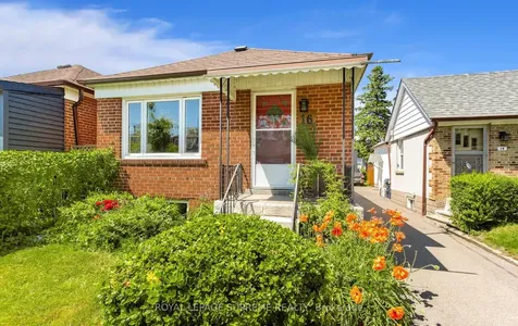 16 East Drive Toronto ON M6N 2N7